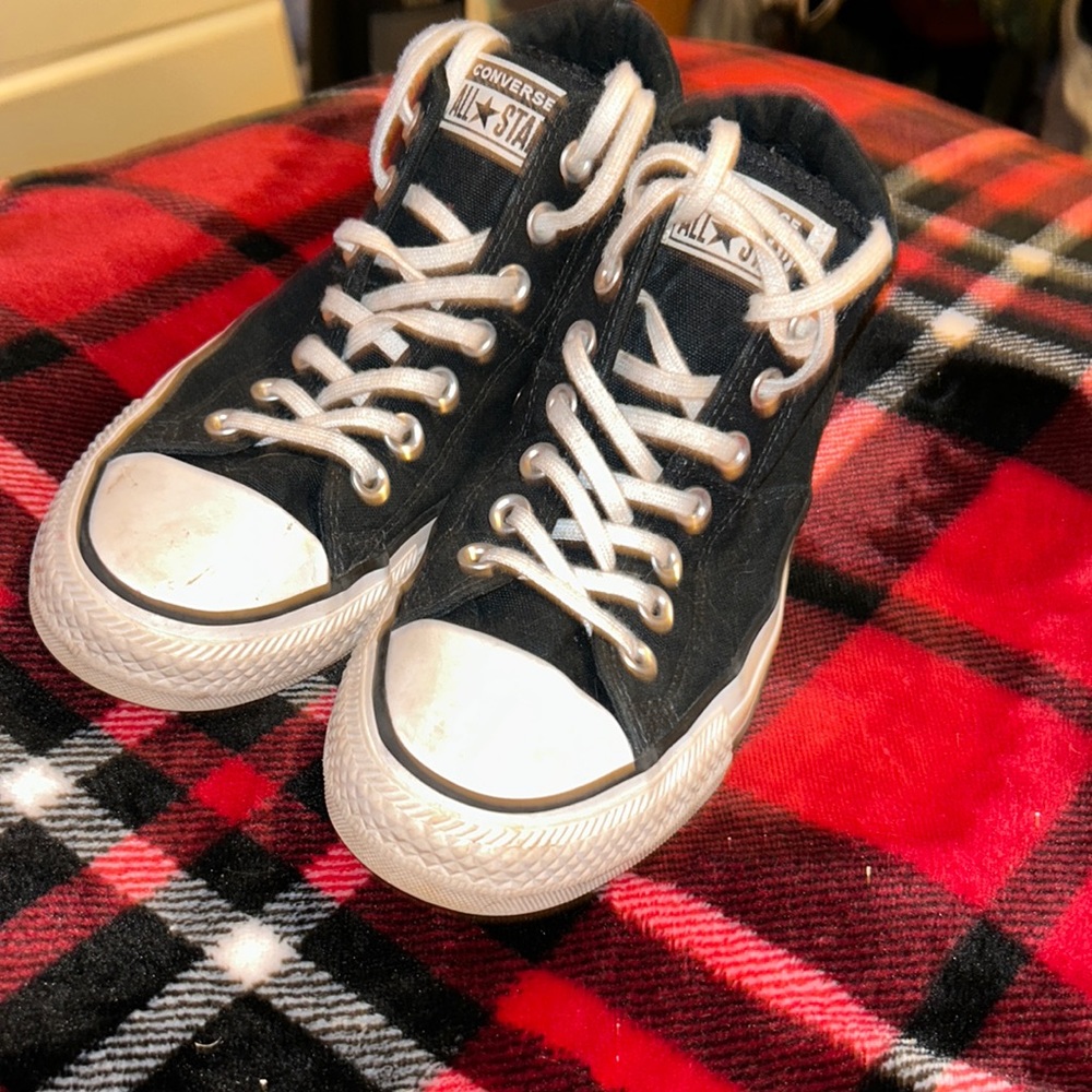 Size 8 black high top converse.